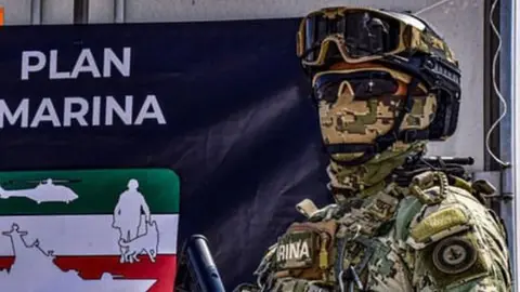 La Marina detiene a dos mujeres con 25 kilos de metanfetamina en el AICM