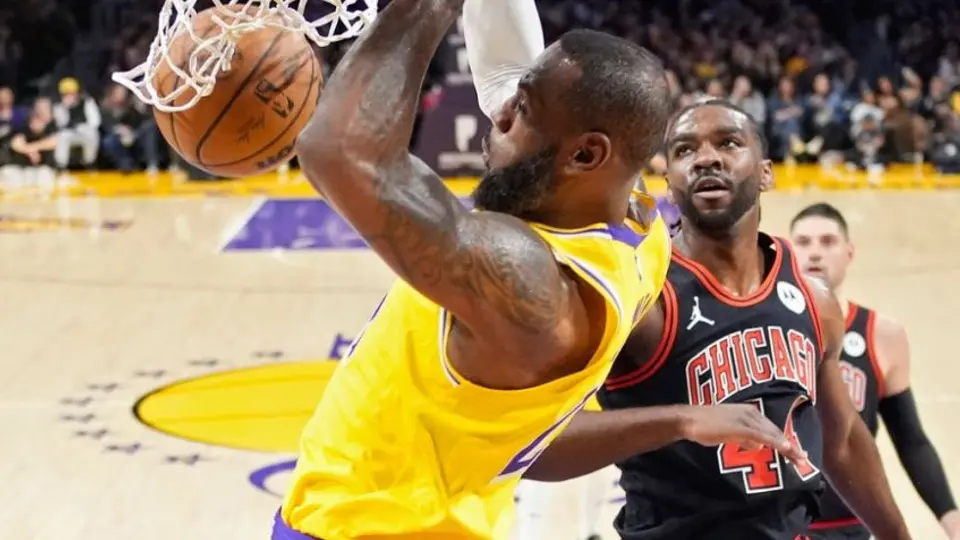 NBA: LeBron y Russell llevan a Lakers a triunfo 141-132 sobre Bulls