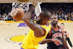 NBA: LeBron y Russell llevan a Lakers a triunfo 141-132 sobre Bulls