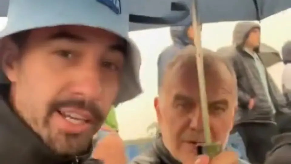 ¡Qué agradable sujeto! Aficionado le ofrece paraguas a Marcelo Bielsa en partido