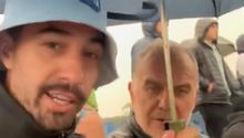 ¡Qué agradable sujeto! Aficionado le ofrece paraguas a Marcelo Bielsa en partido