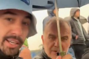 ¡Qué agradable sujeto! Aficionado le ofrece paraguas a Marcelo Bielsa en partido