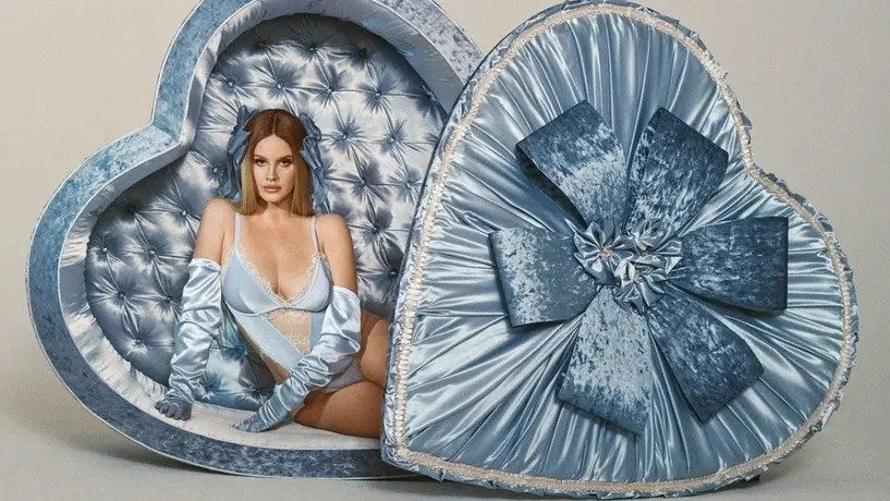 Lana del Rey modela conjuntos románticos de la marca de Kim Kardashian