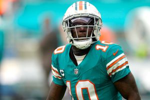 Tyreek Hill regresó a los entrenamientos con Dolphins y estará en el duelo crucial ante Bills