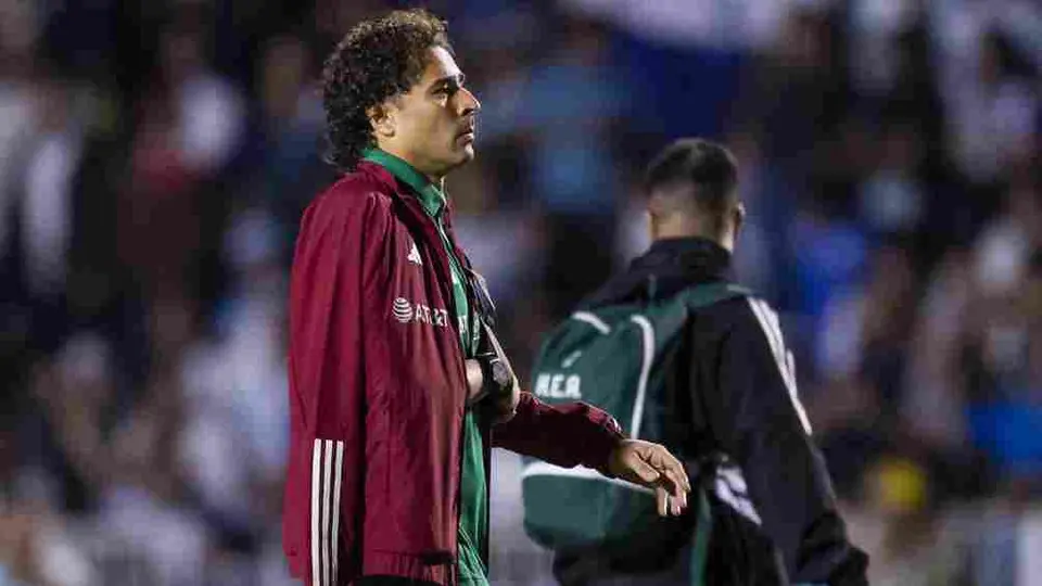 Terminó racha de Memo Ochoa de más de mil minutos como titular con Selección Mexicana