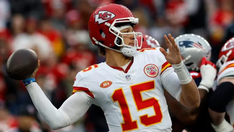 Mahomes vuelve a mostrar frustración y avienta su casco