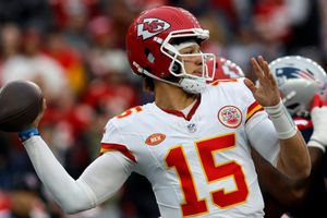 Mahomes vuelve a mostrar frustración y avienta su casco
