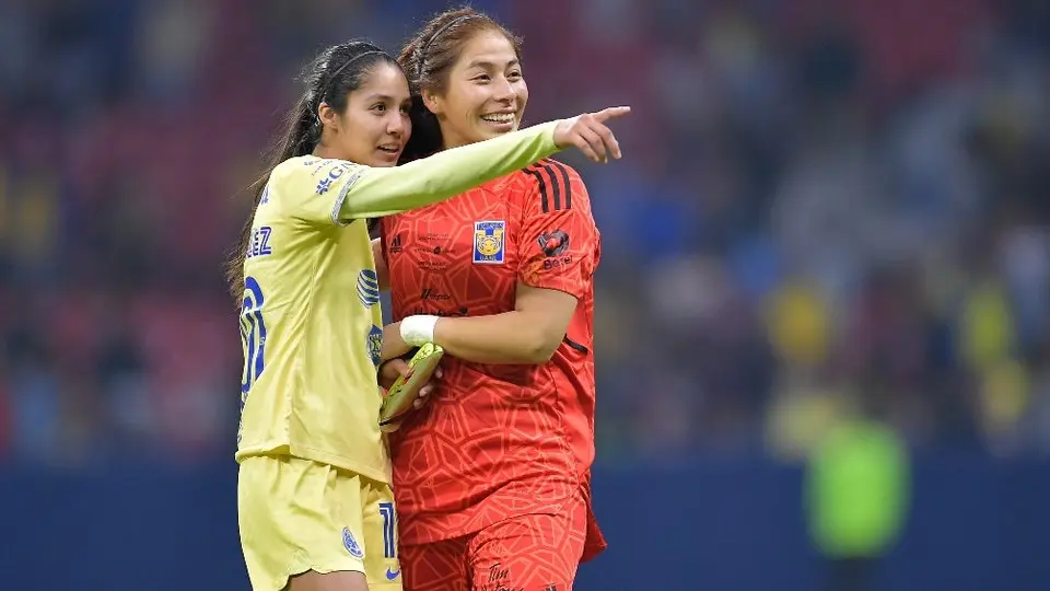 ¡Viva el amor! Alison González y Ceci Santiago protagonizan beso previo al Tigres vs América