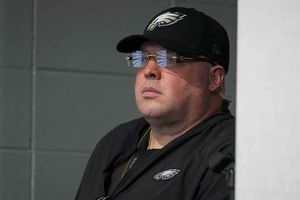 Dom DiSandro, jefe de seguridad de los Eagles, es vetado por el resto de la temporada