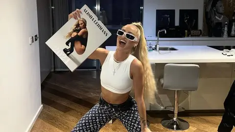 Alisha Lehmann deslumbra con su candente calendario para el 2024