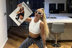 Alisha Lehmann deslumbra con su candente calendario para el 2024