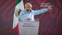 López Obrador promete reforma a salarios mínimos y afores