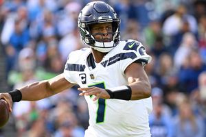 Geno Smith guía remontada de Seattle en el cuarto período para vencer a Tennessee