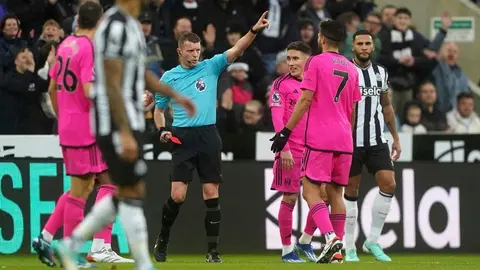Raúl Jiménez fue expulsado del Fulham vs Newcastle por una entrada 'criminal' sobre Longstaff