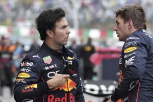 Verstappen lanza 'pedrada' a Checo Pérez: "Yo tengo que adaptarme al coche que me den"