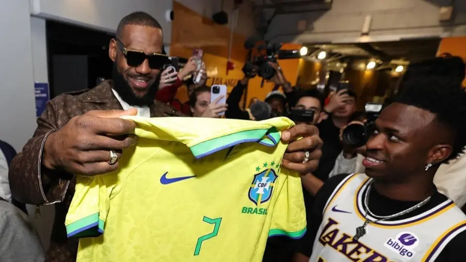 ¡Visita navideña! Vinicius Jr y LeBron James se encuentran en partido de NBA