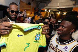 ¡Visita navideña! Vinicius Jr y LeBron James se encuentran en partido de NBA