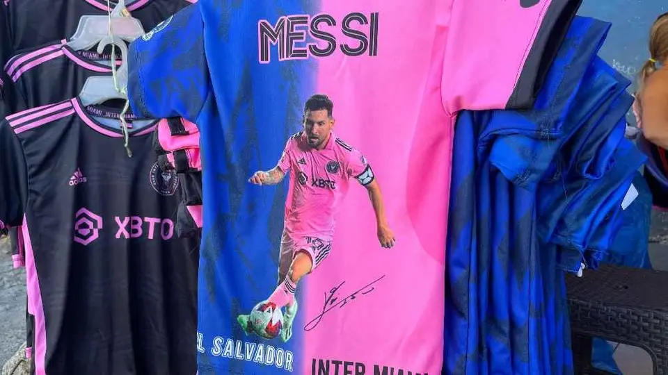 ¡No saben a quien apoyar! Venden playeras mitad El Salvador mitad Inter Miami