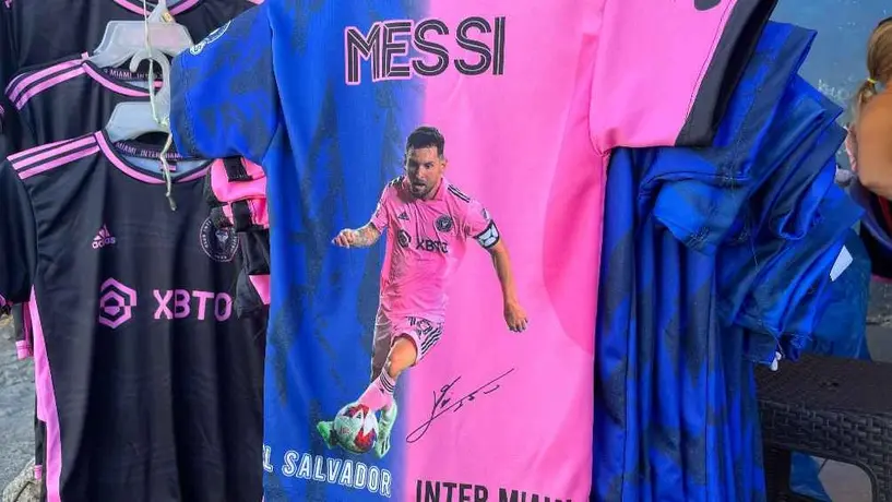 ¡No saben a quien apoyar! Venden playeras mitad El Salvador mitad Inter Miami