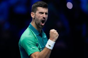 Novak Djokovic vence a Carlos Alcaraz y apunta a refrendar su título en las ATP Finals