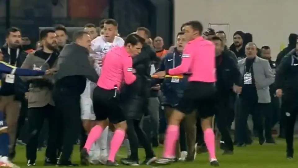 ¡Increíble! Presidente de Ankaragücü baja al campo para golpear al árbitro en el futbol turco
