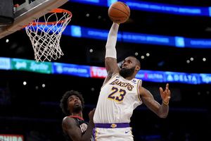 LeBron James se convierte en el primer basquetbolista en superar los 39 mil puntos