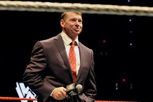 Vince McMahon, renuncia a empresa dueña de WWE, tras presunto abuso sexual