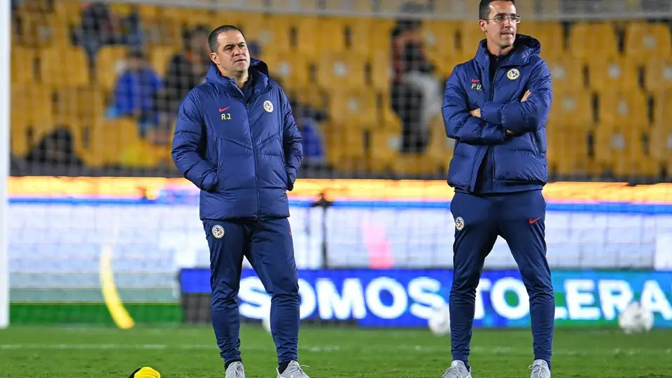 ¡Qué tenso! André Jardine, DT de América, se acalambra en la Final de Ida ante Tigres