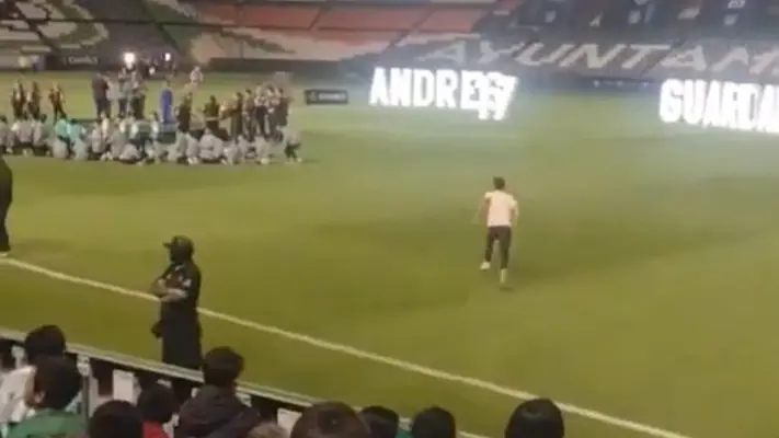 Aficionado salta al campo para tomarse una foto con Andrés Guardado