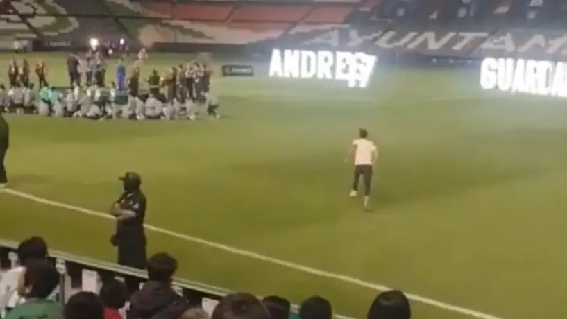 Aficionado salta al campo para tomarse una foto con Andrés Guardado