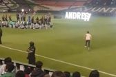 Aficionado salta al campo para tomarse una foto con Andrés Guardado