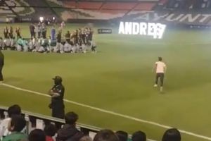 Aficionado salta al campo para tomarse una foto con Andrés Guardado