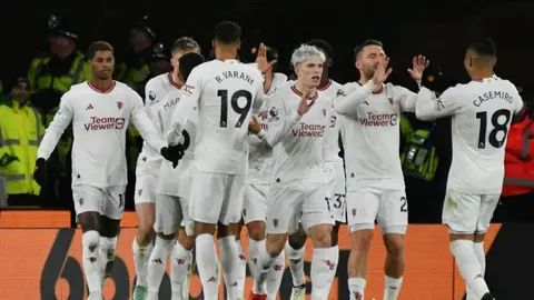 Kobbie Mainoo dio a Manchester United la victoria 3-4 en un agitado duelo ante Wolverhampton
