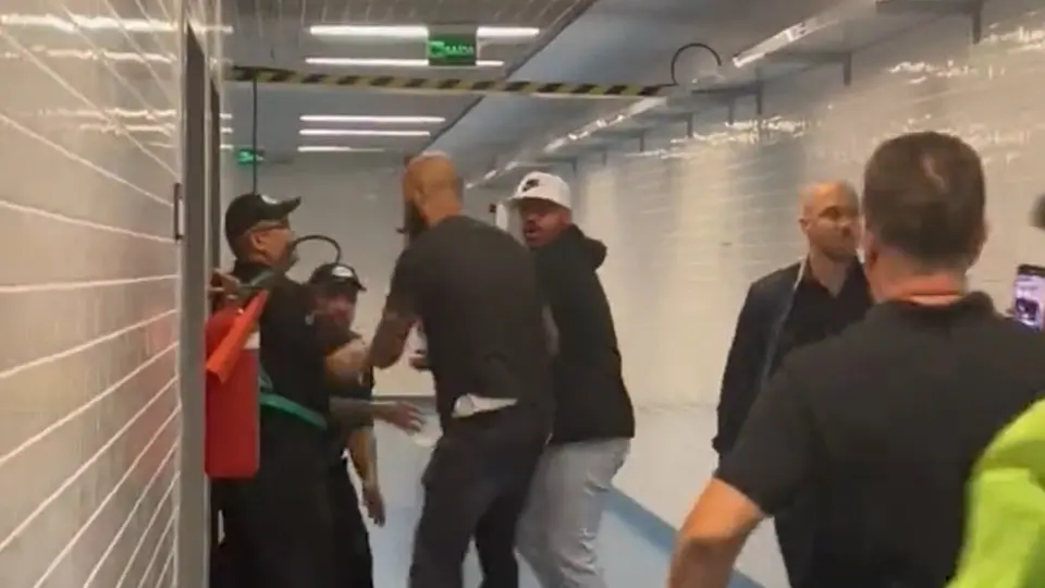 Dirigente de Corinthians 'explota' contra el VAR e intenta ingresar a la cabina