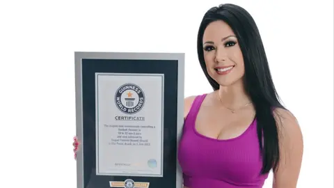 ¡Qué talento! Raquel Benetti, freestyler de futbol, impone récord de 62 mil dominadas