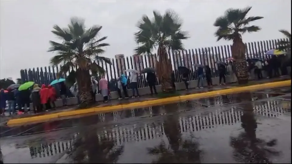 Afición potosina hace fila bajo la lluvia por boletos para la Semifinal ante América
