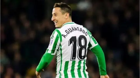 Andrés Guardado llega en buen ritmo a León tras su última campaña con el Betis