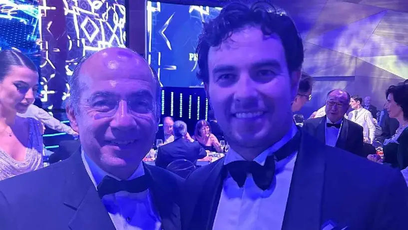 Felipe Calderón acompañó a Checo Pérez a la premiación de la FIA