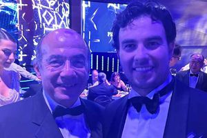 Felipe Calderón acompañó a Checo Pérez a la premiación de la FIA