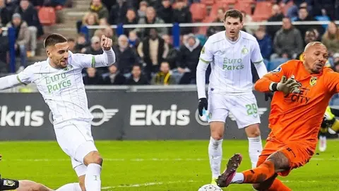 Sin goles de Santiago Giménez, Feyenoord derrota a Vitesse en un juego que se suspendió