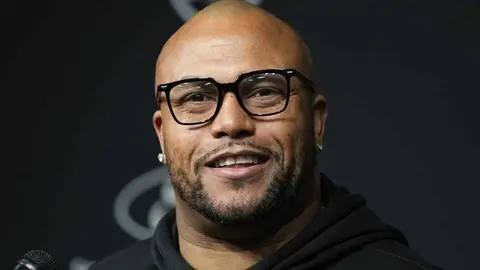 ¡Oficial! Raiders contratan a Antonio Pierce como su entrenador en jefe
