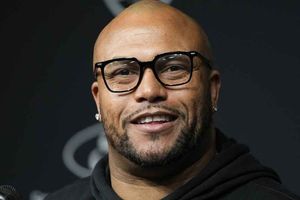 ¡Oficial! Raiders contratan a Antonio Pierce como su entrenador en jefe