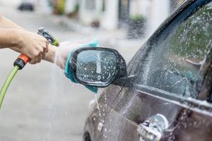 Multa por lavar tu auto en la calle; checa cómo evitar la infracción