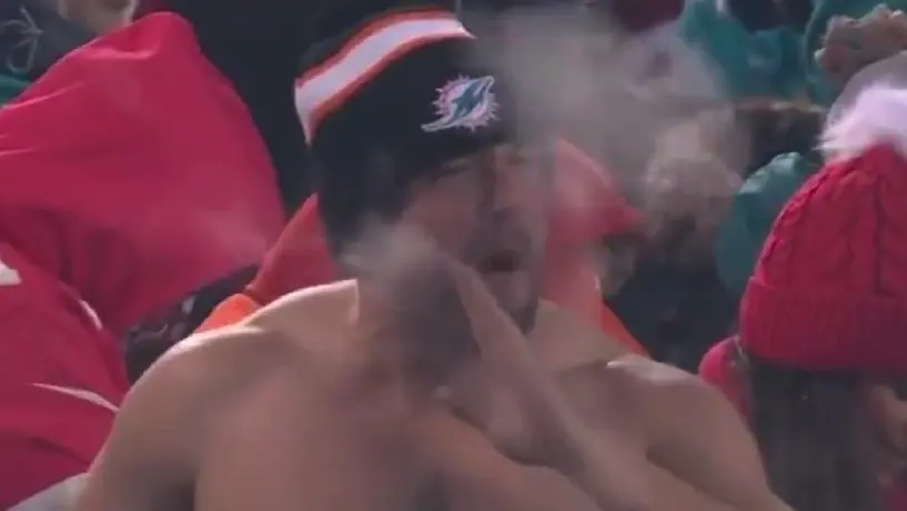 ¡El frío es mental! Fan de los Dolphins es tendencia por alentar a su equipo sin camisa