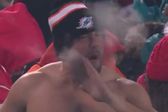 ¡El frío es mental! Fan de los Dolphins es tendencia por alentar a su equipo sin camisa