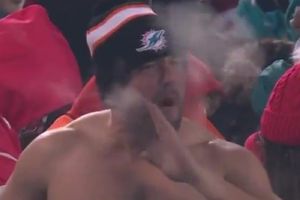 ¡El frío es mental! Fan de los Dolphins es tendencia por alentar a su equipo sin camisa