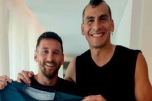 ¡Qué detalle! Nahuel Guzmán le regala jersey a Messi de Club Deportivo Social Lux