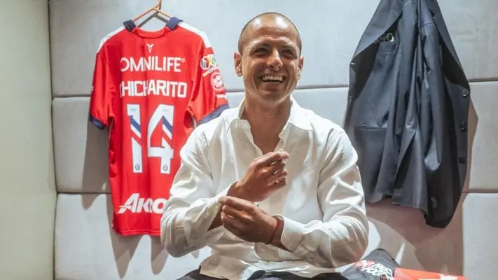 ‘Chicharito’ acompañó al plantel en el camión previo al duelo ante Toluca
