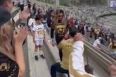 ¡Que viva el amor! Pareja se compromete en el partido de Pumas