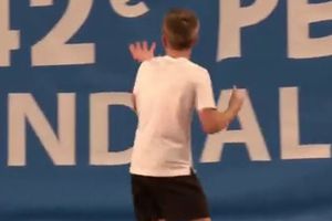 Escándalo en Les Petits As: Tenista descalificado por gesto obsceno ante error arbitral